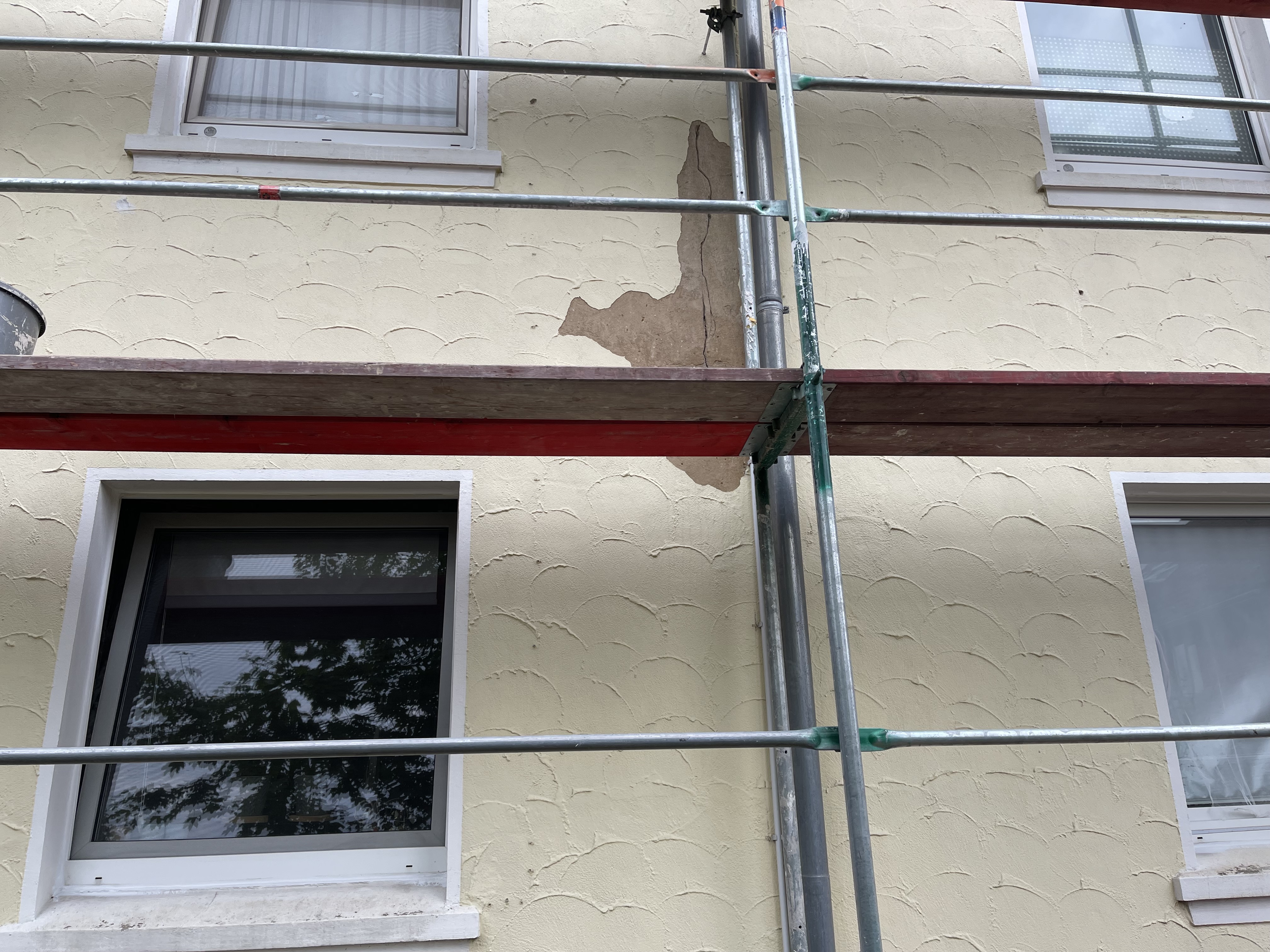 Risse in einer Fassade vor der Sanierung