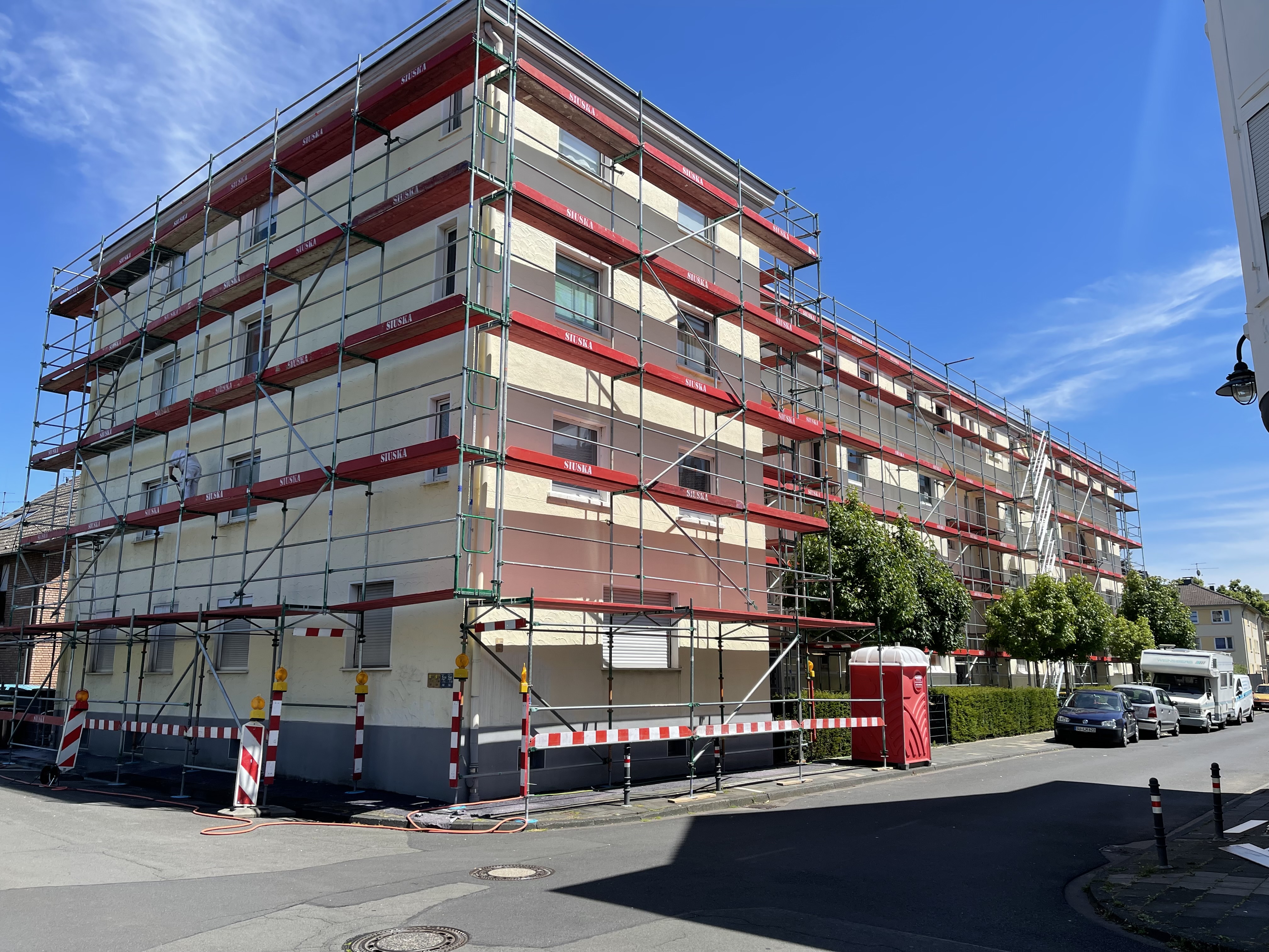 Vorbereitung der Fassadensanierung mit Gerüst