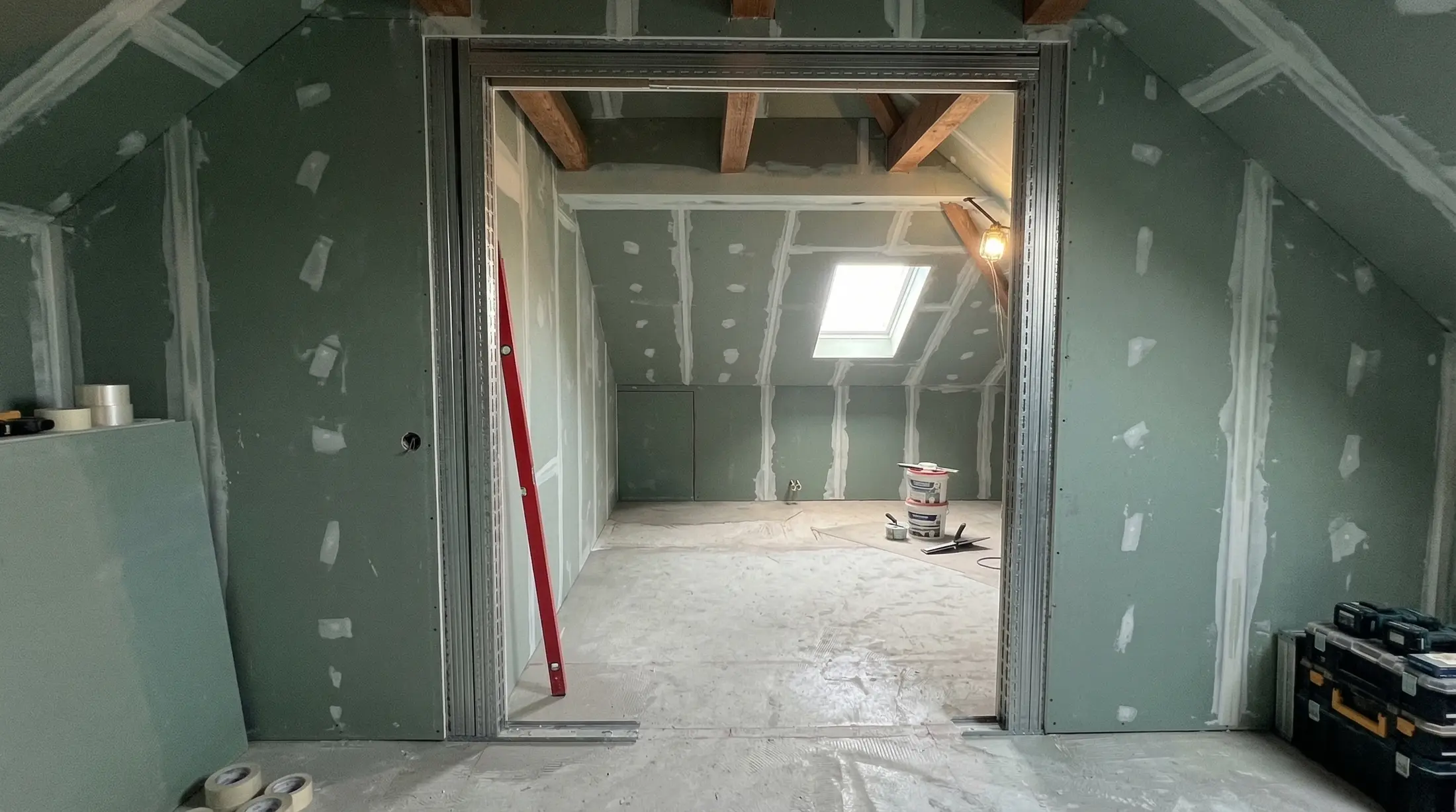 Innenausbaufläche mit vorbereitetem Bodenbereich